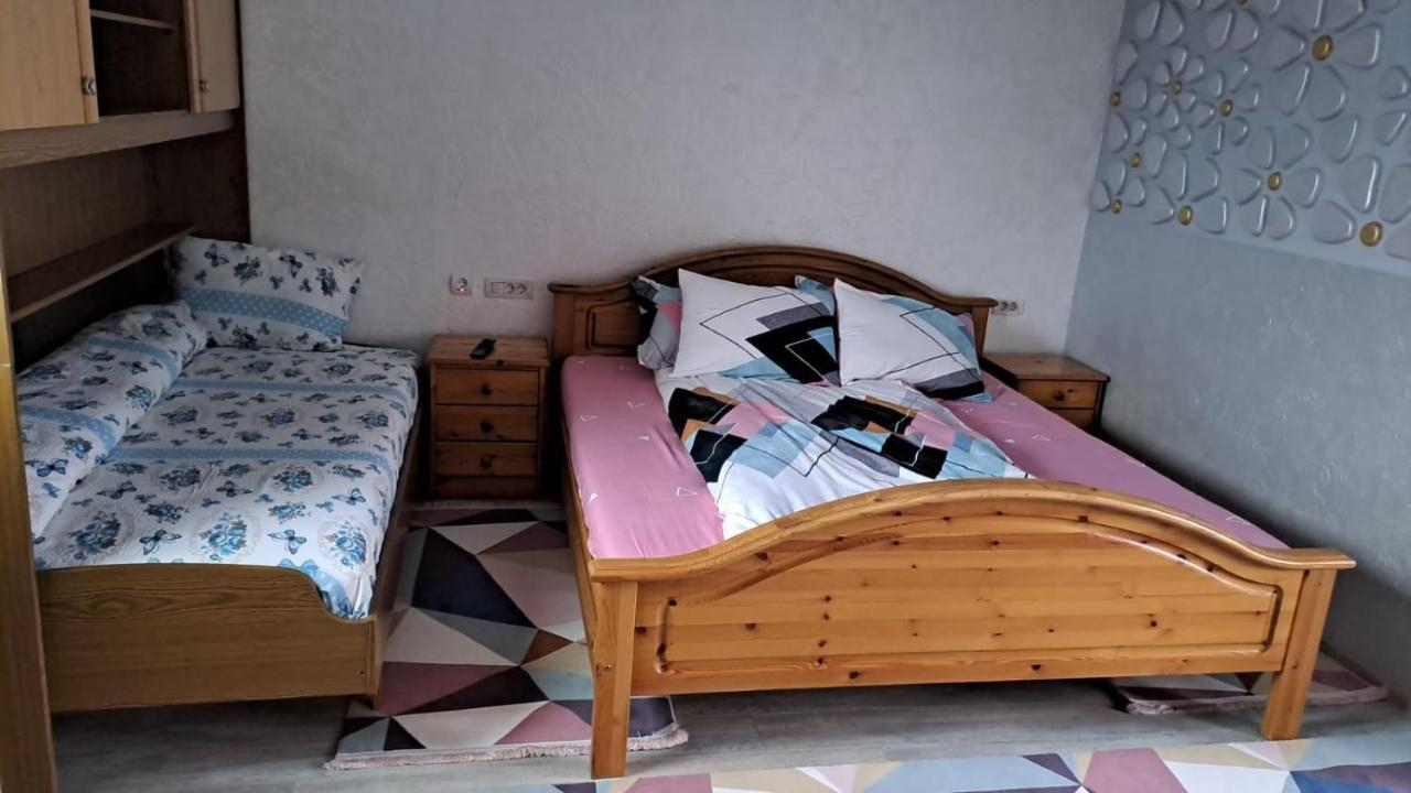 Casa Luna Gura Humorului Luaran gambar