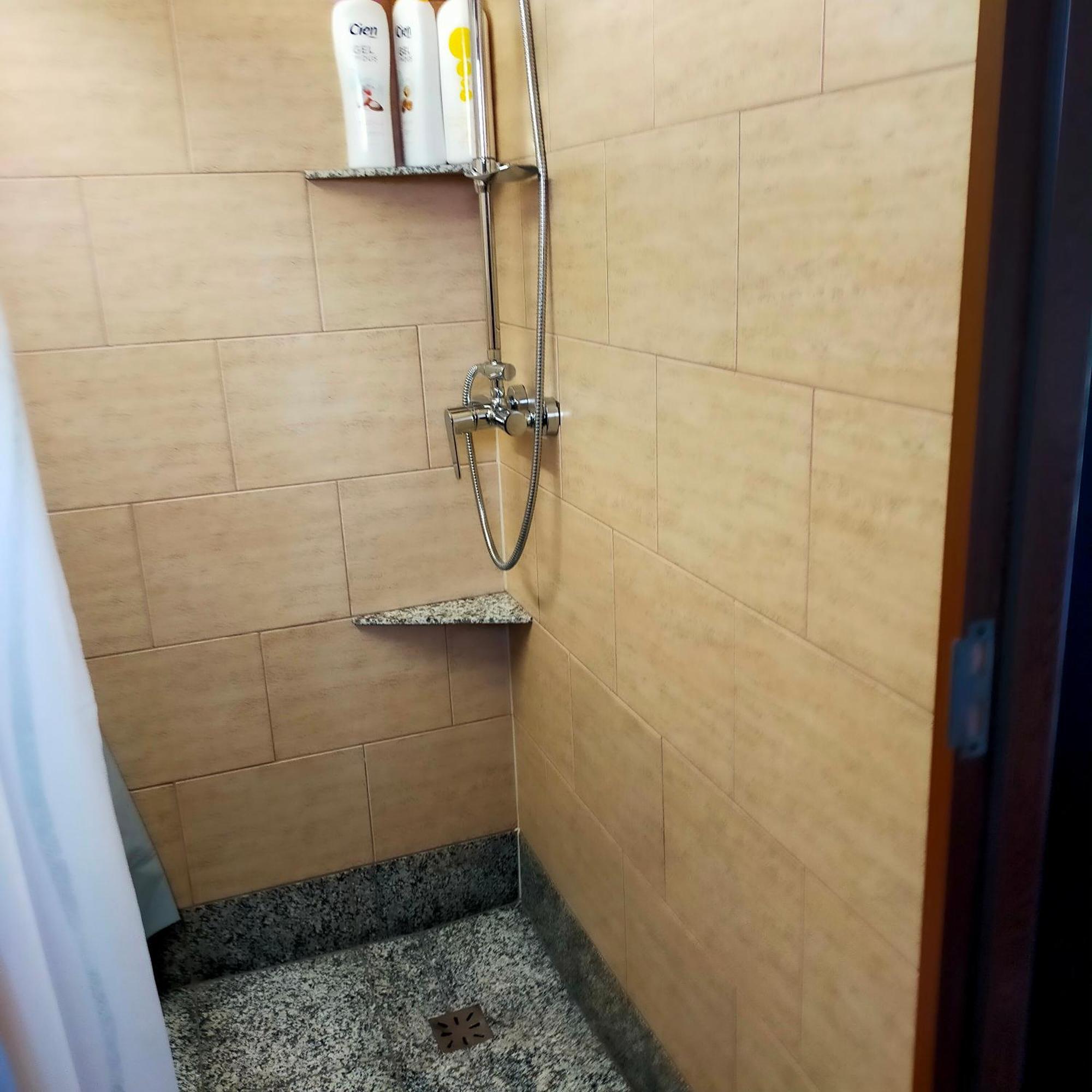 Casa Luna Gura Humorului Bilik gambar